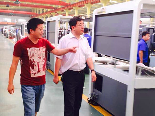 宁波市印刷行业协会秘书长陆焕云(图左)与大族冠华总经理刘学智一同